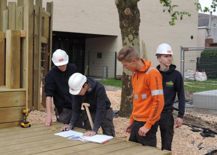 Studenten Thomas More bouwen originele speeltuigen voor de Kinderclub