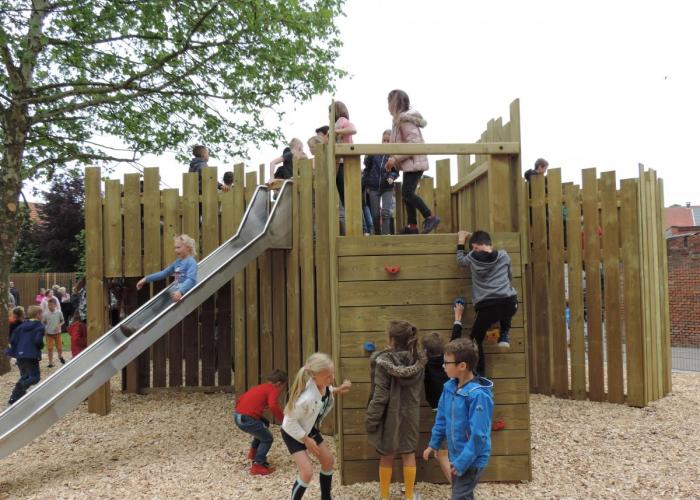 Studenten Thomas More bouwen originele speeltuigen voor de Kinderclub