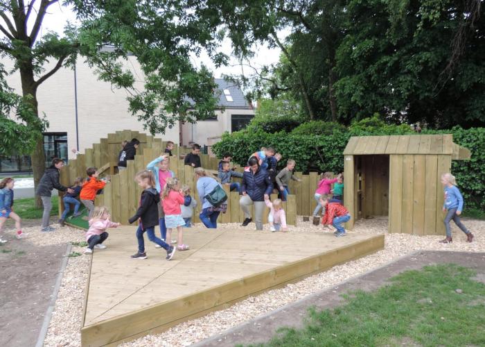 Studenten Thomas More bouwen originele speeltuigen voor de Kinderclub