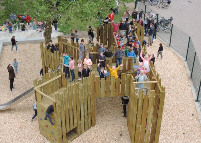 Studenten Thomas More bouwen originele speeltuigen voor de Kinderclub