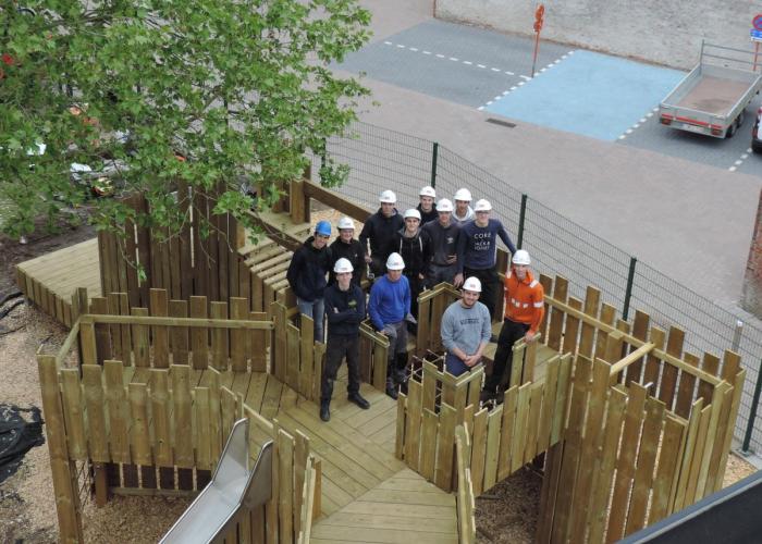 Studenten Thomas More bouwen originele speeltuigen voor de Kinderclub