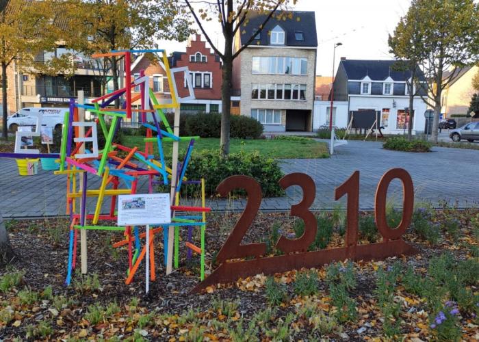 2310-kunstwerken van lagere scholen tentoongesteld op de rotonde