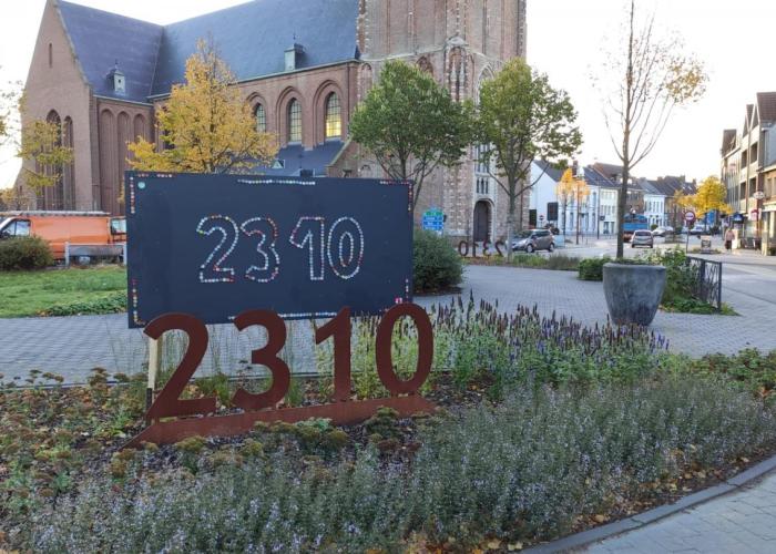 2310-kunstwerken van lagere scholen tentoongesteld op de rotonde