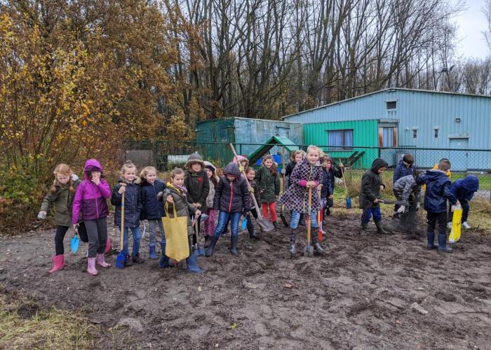 Leerlingen van Het Kompas planten houtkant aan