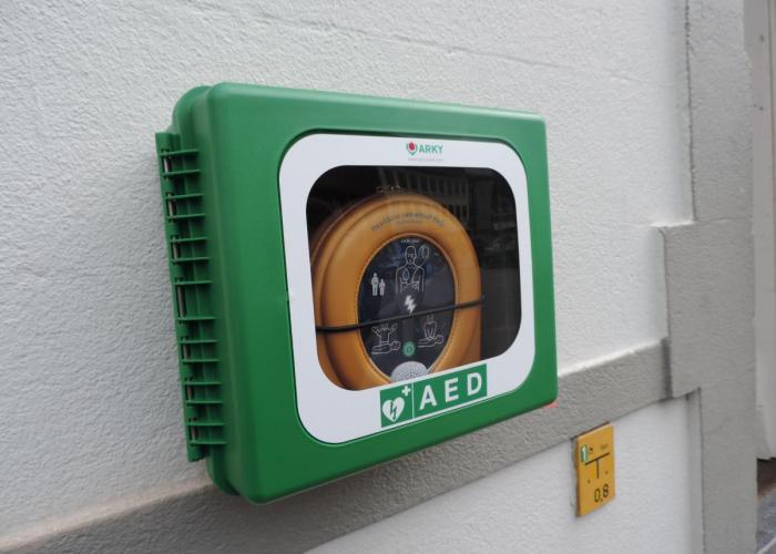AED-toestellen geïnstalleerd op vijf locaties
