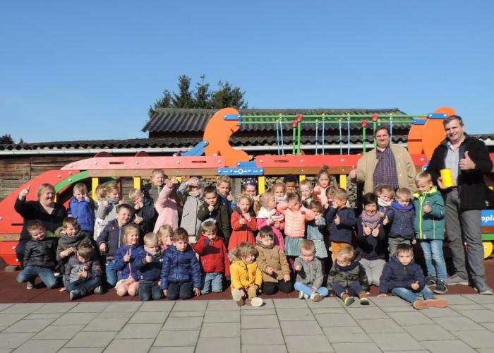 Kinderen van Het Kleine Moleke schenken opbrengst vastenactie aan OCMW Rijkevorsel