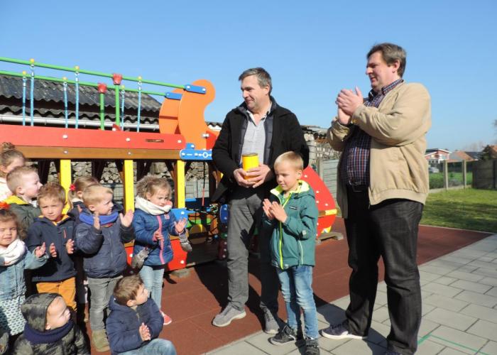 Kinderen van Het Kleine Moleke schenken opbrengst vastenactie aan OCMW Rijkevorsel