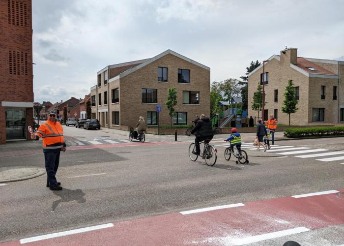 Gezocht: vrijwilligers om kinderen te helpen oversteken