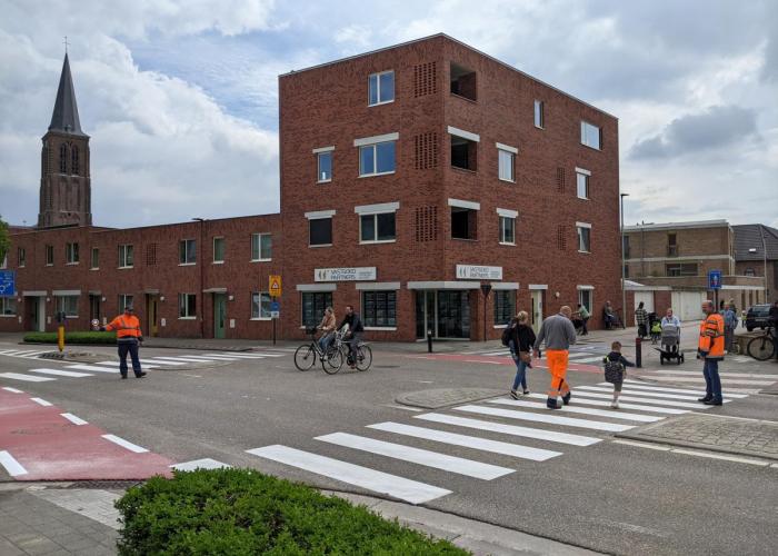 Gezocht: vrijwilligers om kinderen te helpen oversteken
