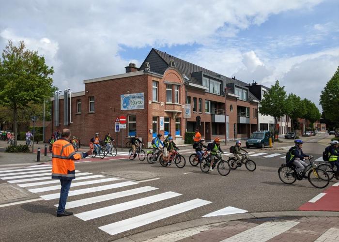 Gezocht: vrijwilligers om kinderen te helpen oversteken