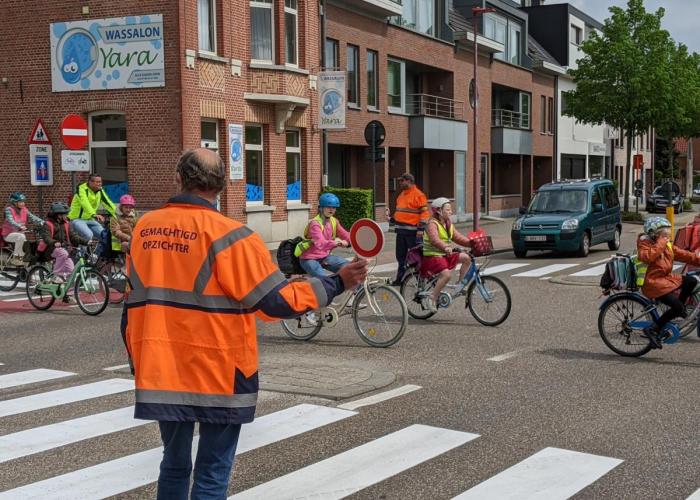 Gezocht: vrijwilligers om kinderen te helpen oversteken