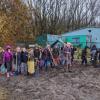 Leerlingen van Het Kompas planten houtkant aan